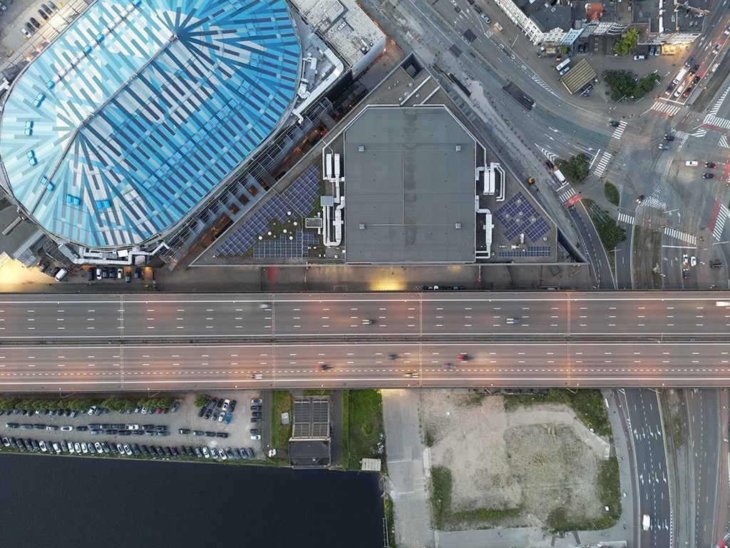 Deze grote evenementenhal in Antwerpen droeg jarenlang de naam Sportpaleis. In september 2025 kreeg het gebouw echter een nieuwe naam, gekoppeld aan een commerciële partner. Het is de grootste multifunctionele indoorhal van België en ligt in Merksem, vlak bij de Antwerpse ring. Hoe heet deze locatie sinds de naamsverandering?