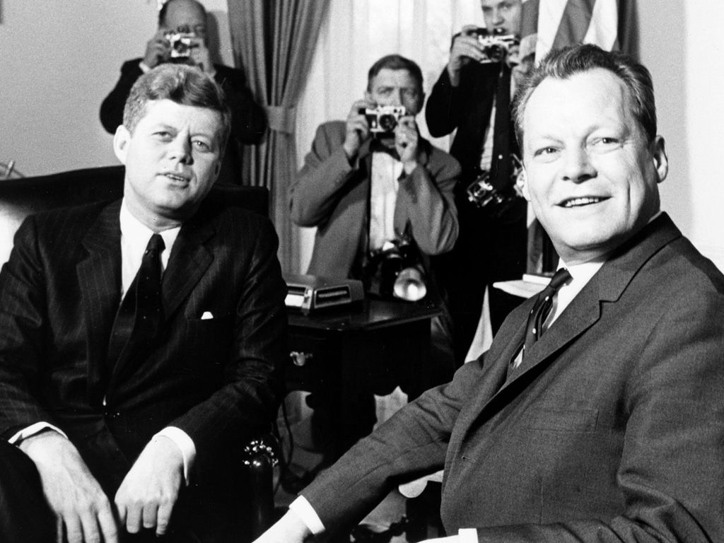 Wie was tussen 1969–1974 kanselier van West-Duitsland? Hij werd de 4de bondskanselier van de Bondsrepubliek en de eerste sociaaldemocratische kanselier van Duitsland sinds 1930. Hij staat bekend vanwege zijn Ostpolitik en zordge voor een voorzichtige toenadering van de BRD tot de DDR, Oost-Europa en vooral de Sovjet-Unie. In 1971 ontving hij de Nobelprijs voor de Vrede.