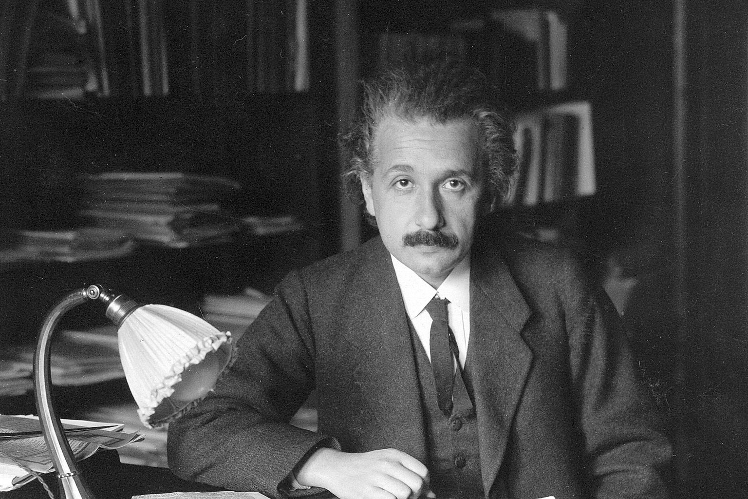 Welke natuurkundige kreeg in 1921 de Nobelprijs voor natuurkunde voor zijn werk
aan het foto – elektrisch effect? Hij is vooral bekend voor een andere theorie. Het jaar
1905 staat bekend als het wonderjaar van deze natuurkundige.