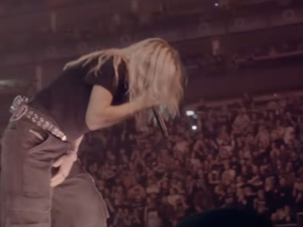 Welke zangeres heeft recentelijk de rol van leadzanger op zich genomen bij de bekende rockband Linkin Park? Deze artiest is al langer actief in de muziekwereld en heeft naam gemaakt als frontvrouw van de band Dead Sara. Weet jij wie deze nieuwe kracht achter de microfoon bij Linkin Park is?