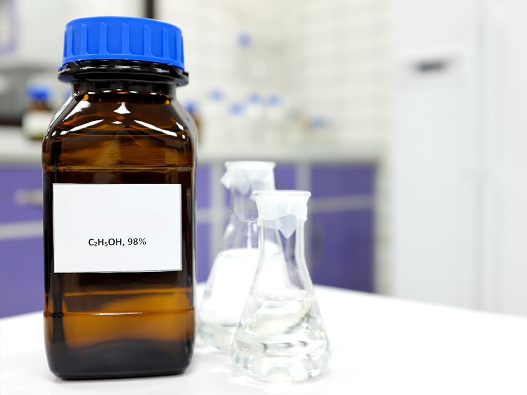 Welke chemische verbinding heeft de formule C₂H₅OH en wordt
meestal geproduceerd door fermentatie uit suikers?