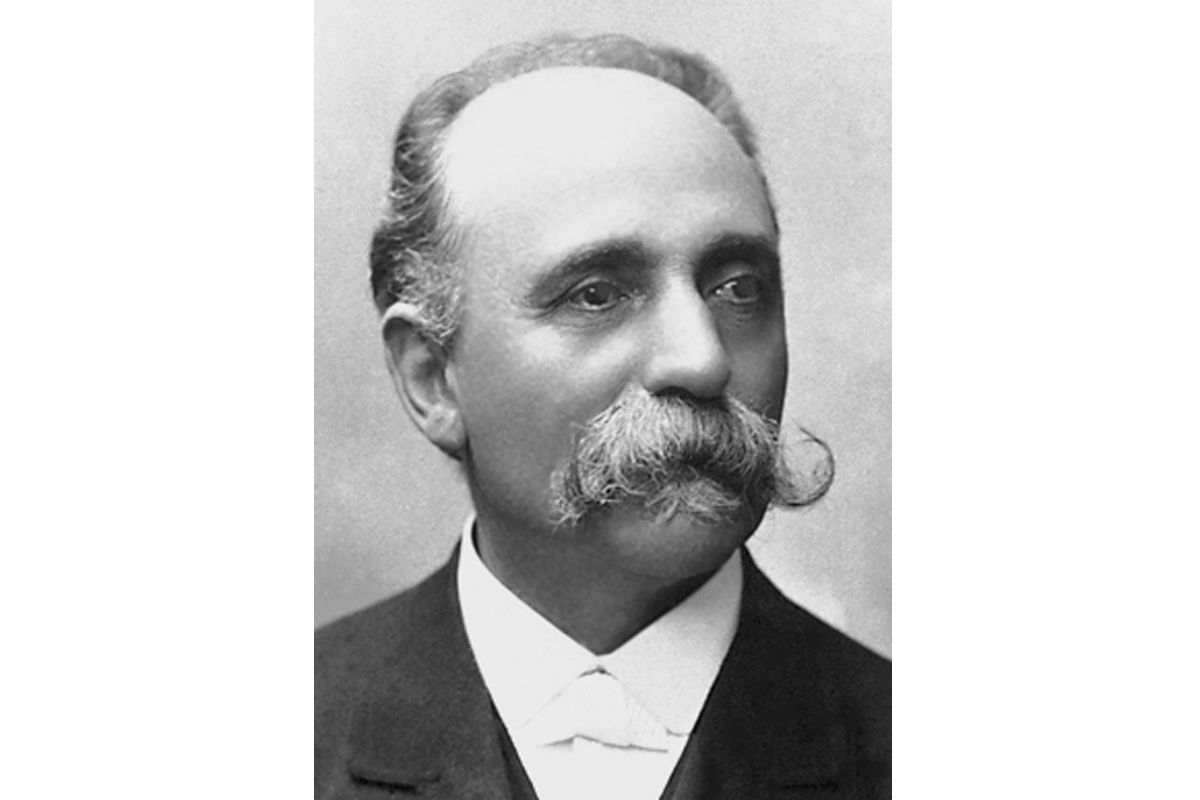 Een in 1843 geboren en in 1926 gestorven Italiaanse arts. Hij is vooral erg bekend geworden
voor zijn onderzoek naar het centrale zenuwstelsel. Zo bedacht hij een methode om
individuele neuronen zichtbaar te maken door het zenuwweefsel te kleuren met
zilverchromaat. Allemaal knap, maar het allerbest kennen we de man natuurlijk voor zijn
ontdekking van het cel-organel dat verantwoordelijk is voor de verwerking en sortering van
eiwitten en enzymen. Hij won een nobelprijs in de geneeskunde.
Naam van die Italiaanse arts?