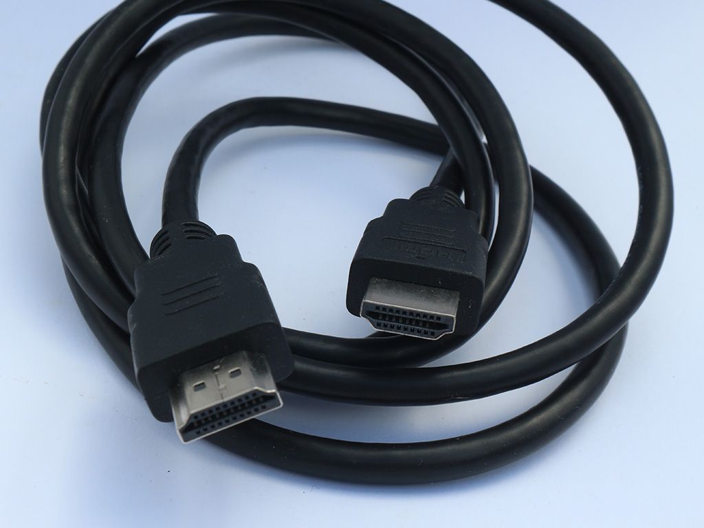 Van u vernemen we graag de afkorting (benaming) van een interface tussen elke compatibele digitale bron van audio/video zoals een computer, settopbox, dvd-speler, versterker enerzijds en een compatibel scherm zoals een plasmascherm of een liquid crystal display (lcd) anderzijds. De kabel bestaat uit 19 aders en de maximale kanaalcapaciteit is 48,0 gigabit per seconde. In tegenstelling tot de voorganger Digital Visual Interface (DVI) ondersteunt deze interface ook geluid.