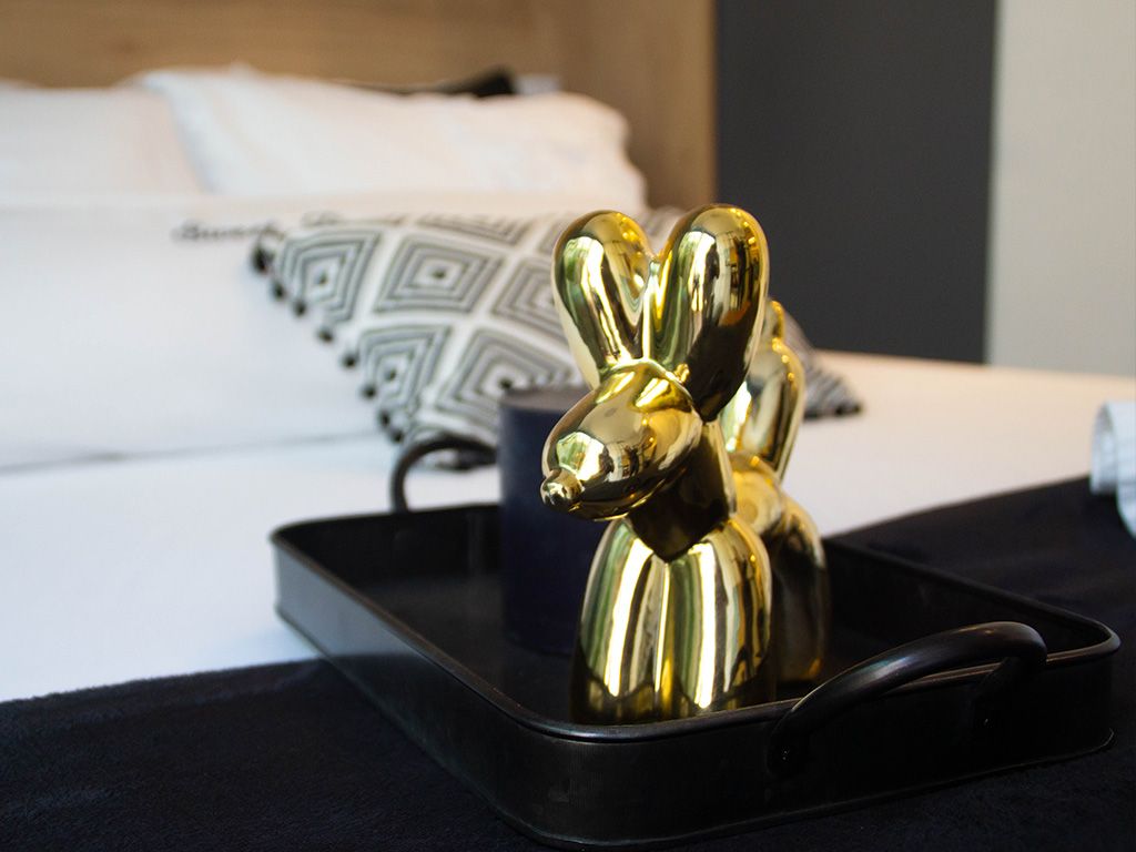 Deze Amerikaanse kunstenaar staat bekend om zijn werk waarin banaliteit en verleiding centraal staan. Zijn stijl wordt vaak in één adem genoemd met die van Andy Warhol en omschreven als postmodern, camp en zelfs überkitsch. In mei 2019 werd zijn kunstwerk Rabbit verkocht voor $91 miljoen, destijds een recordprijs voor een werk van een levende kunstenaar. Hij was enkele jaren getrouwd met de Italiaanse pornoactrice van Hongaarse afkomst Ilona Staller, ook bekend als La Cicciolina. Wie is deze 67-jarige kunstenaar?