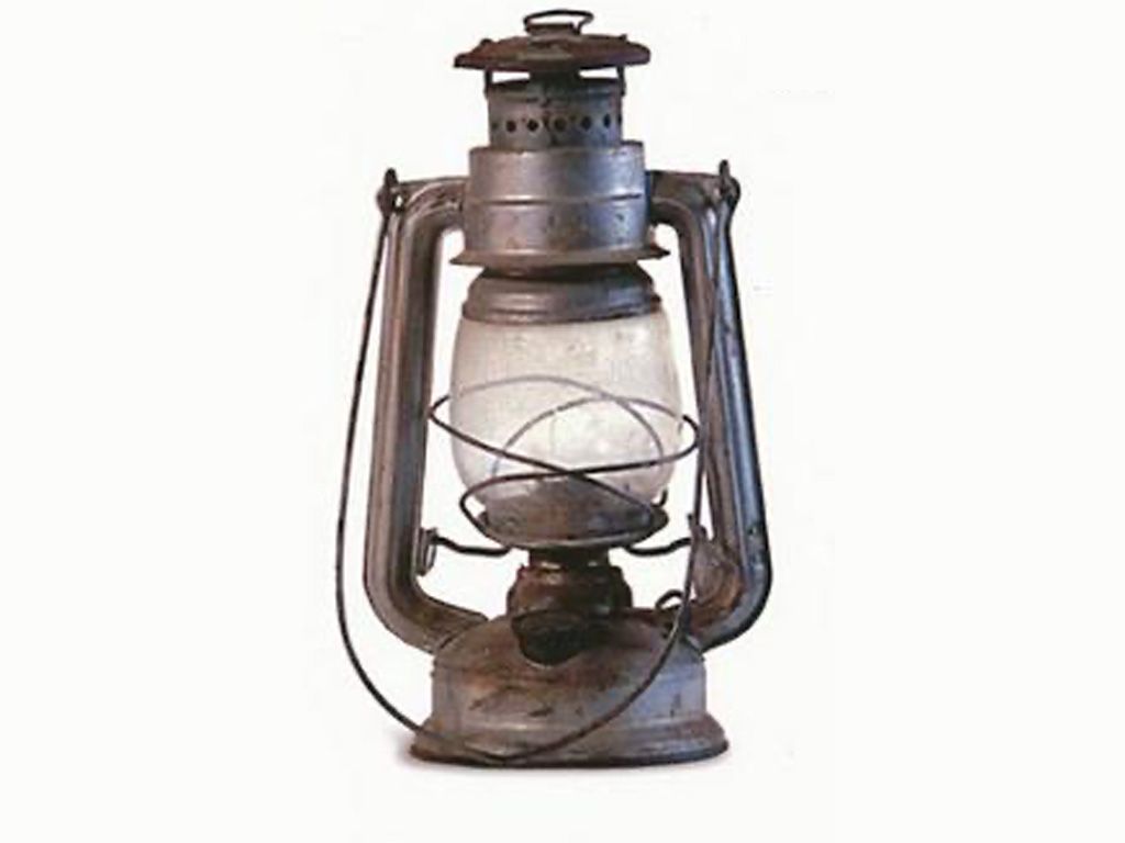 De Nobelprijs voor Literatuur in 2023 werd toegekend aan een Noorse auteur wiens oeuvre een indrukwekkende impact heeft gehad op de wereldliteratuur. Deze auteur staat bekend om zijn meesterlijke schrijfstijl en diepgaande exploratie van de menselijke psyche. Kun je enkele bekende werken van deze auteur noemen, waarvan sommige zijn vertaald en wereldwijd gelezen worden?
In 2015 ontving hij reeds de prestigieuze Literatuurprijs van de Noordse raad voor zijn trilogie Andvake, Olavs draumar en Kveldsvævd.