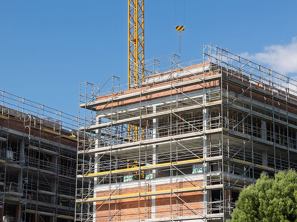 Geef de naam van het stellingenbedrijf dat The sky is the limit-enfant terrible Michel Van den Brande in mei van 2025 verkocht.