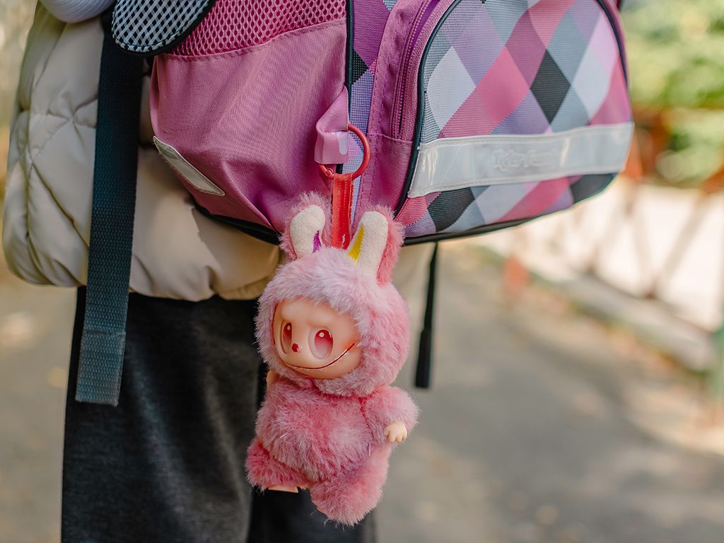 In 2025 ontstond er een wereldwijde rage rond een figuurtje uit de designerspeelgoedwereld, geproduceerd door Pop Mart. De populariteit werd gevoed door nieuwe releases, samenwerkingen en zelfs verwachtingen van een geanimeerde film. De hype leidde tot recordverkoop, maar ook tot controverses, zoals regionale verboden wegens de "angstaanjagende" uitstraling en torenhoge prijzen van zeldzame edities — eentje werd zelfs voor meer dan €130.000 verkocht. Over welk