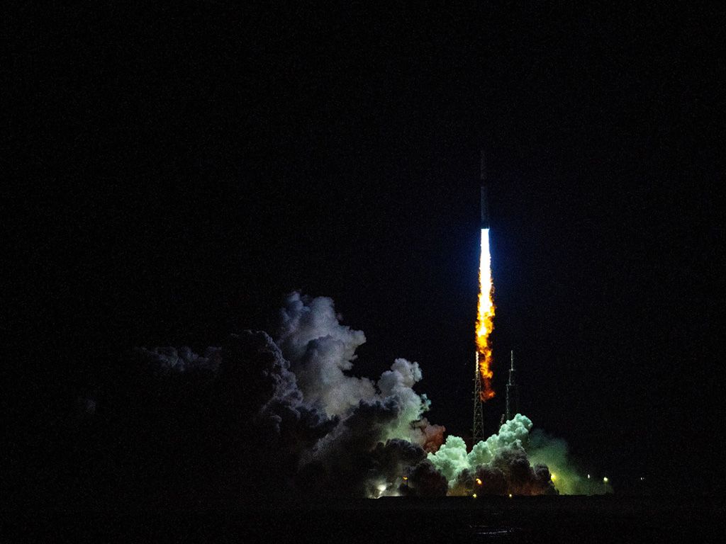 Welke zware draagraket, ontwikkeld door het ruimtevaartbedrijf Blue Origin van Jeff Bezos, is vernoemd naar een Amerikaanse astronaut die als eerste vanuit de VS een baan om de aarde bereikte? Ondanks dat de lancering in januari 2025 van deze raket een grote stap voorwaarts betekent, blijft Blue Origin nog ver achter bij SpaceX in de race om de commerciële ruimtevaart te domineren.