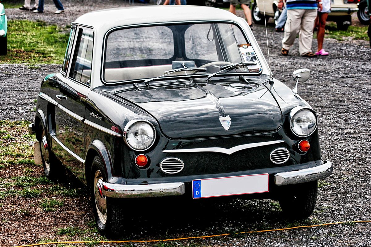 In 1873 werd een breimachinefabriek opgericht in het Duitse Riedlingen. Op zoek naar een nieuwe grotere locatie, kwamen de stichters Schmidt en Stoll in Neckarsulm terecht en bouwden er een nieuwe fabriek. Na het overlijden van Schmidt in 1884 kwam de fabriek in handen van zijn zwager Banzhaf, die besloot om over te stappen naar de productie van fietsen, nadien kwamen er motorfietsen bij en in 1905 werd de eerste auto gefabriceerd. Geef de verkorte naam van het bedrijf dat de basis heeft gelegd voor een zeer bekend automerk.