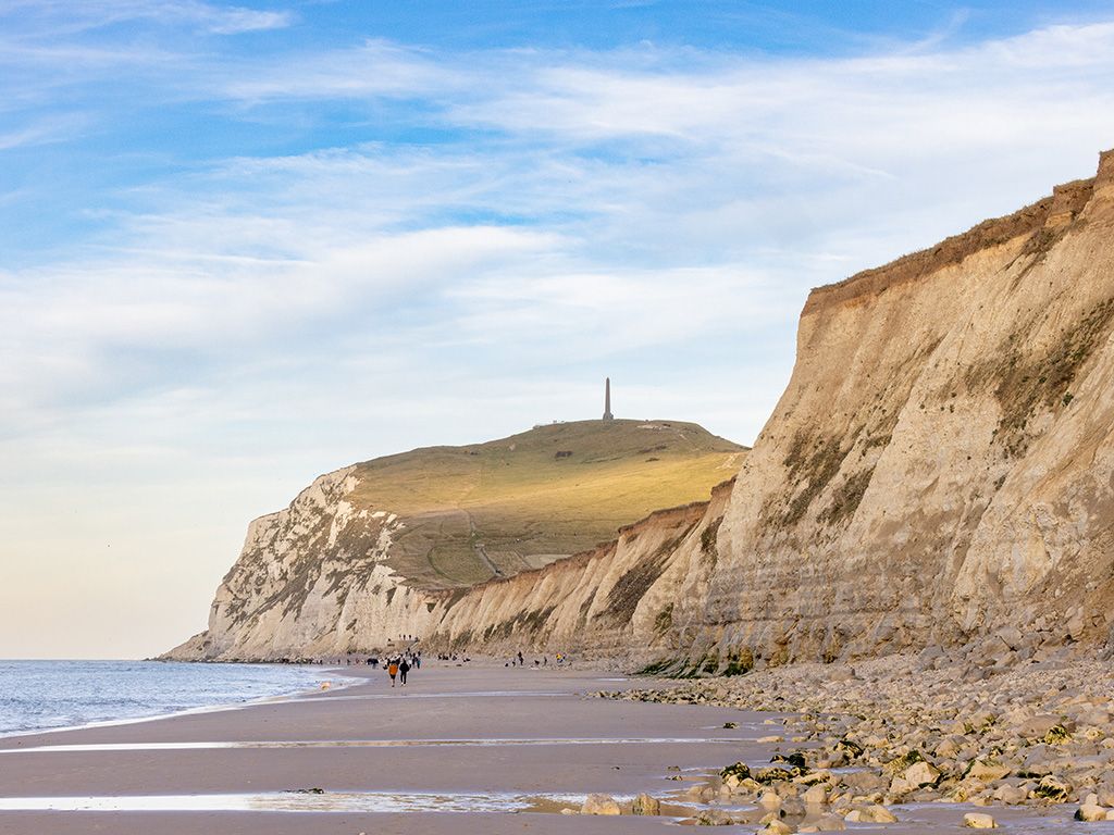 Hoe wordt de Franse kustlijn tussen Calais en Boulogne-sur-Mer genoemd? Deze kustlijn staat bekend om zijn indrukwekkende kliffen, zoals Cap Blanc-Nez, en dankt zijn naam aan de prachtige kleuren van lucht en zee bij wisselend licht.
