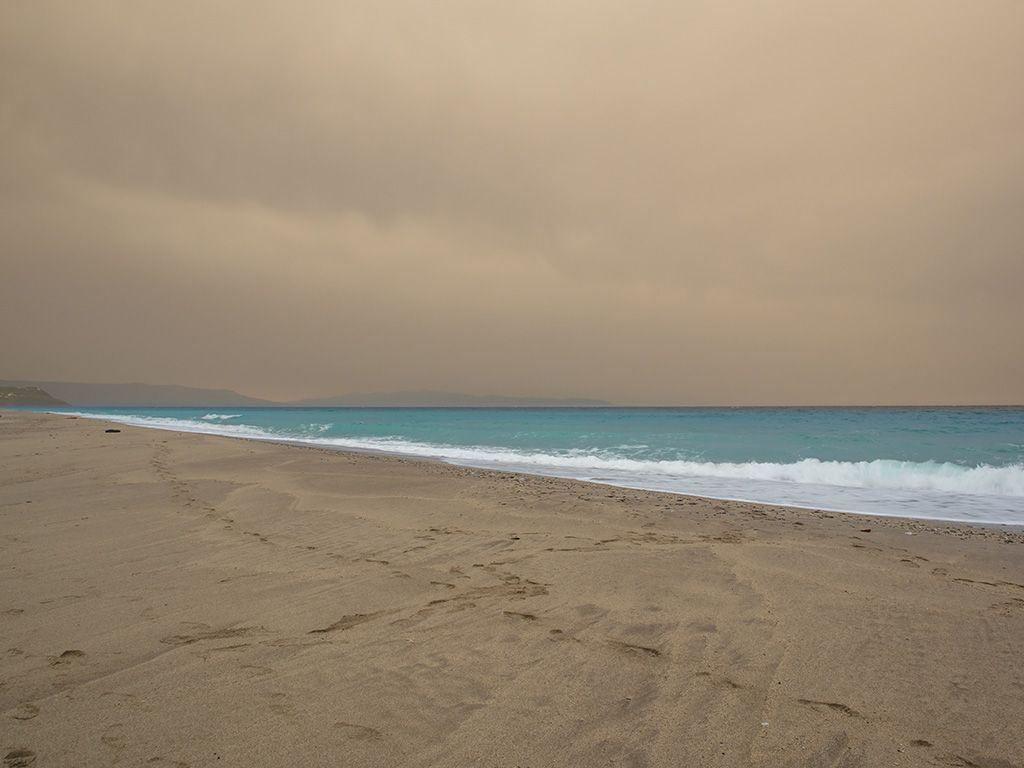 Voor de eerste vraag zoeken we de naam van de Mediterraanse wind die hete en droge lucht uit de Sahara naar het Noorden voert. Er is tevens een volkswagen en een attractie in de Efteling naar
genoemd. De naam is van oorsprong Arabisch. Hoe heet deze wind?