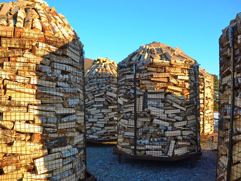 Hoe heet de maateenheid waarin een hoeveelheid gezaagd en gekliefd hout netjes gestapeld in een bak van 1 kubieke meter wordt uitgedrukt?