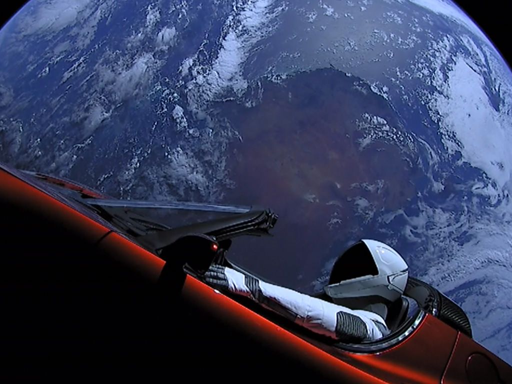Elon Musk zal misschien de eerste zijn die een commerciële vlucht lanceert naar de ruimte. Ondertussen zweeft er wel al een 'Starman' in de ruimte in een Tesla. Van welk type Tesla is deze cabrio?