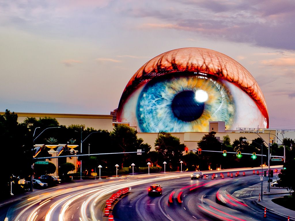 In 2023 ging deze bolvormige concertzaal open in Las Vegas.
In 2023 opende een indrukwekkende, bolvormige concertzaal in Las Vegas. Het exterieur beschikt over 54.000 vierkante meter aan LED-displays, waarmee allerlei afbeeldingen geprojecteerd kunnen worden. Weet jij de naam van deze iconische zaal die werd geopend met een concert van U2?