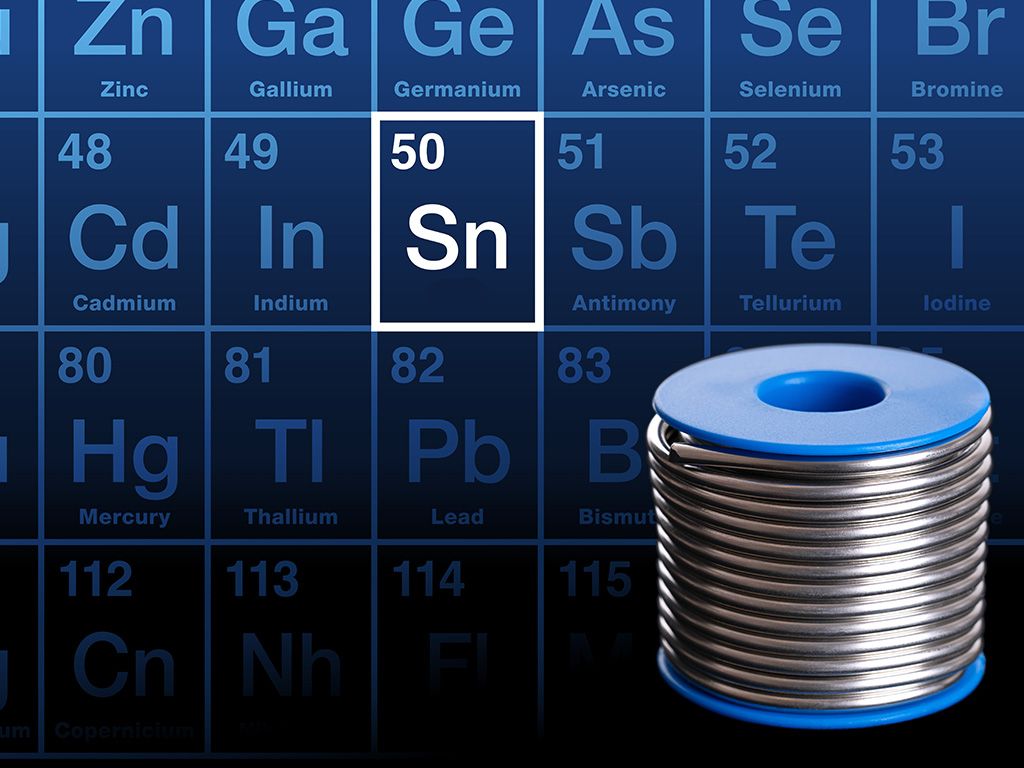 We zoeken de Nederlandstalige naam van een buigzaam en kneedbaar zilverachtig-wit metaal dat al sinds 3000 v.Chr. bekend is. Dit metaal heeft een zeer kristallijne structuur en produceert bij buiging een karakteristiek geluid door brekende kristallen. Het is bestand tegen zee- en kraanwater, maar reageert met de meeste zuren. Het wordt vaak gebruikt in legeringen met lood en ijzer. Weet jij de naam van dit metaal?