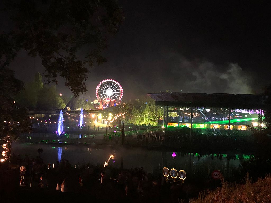 De brand in de zomer van 2025 die de mainstage van Tomorrowland volledig verwoestte, is ontstaan op het moment dat er ook een brand ontstond aan een ander object, gevuld met uiterst brandbare stoffen. Dat heeft VRT NWS vernomen uit goede bronnen. Of dat andere object, dat ook ingezet zou worden tijdens de acts op het podium, de hoofdoorzaak is van de ravage, wordt nu nog onderzocht. Over welk concreet object gaat het?